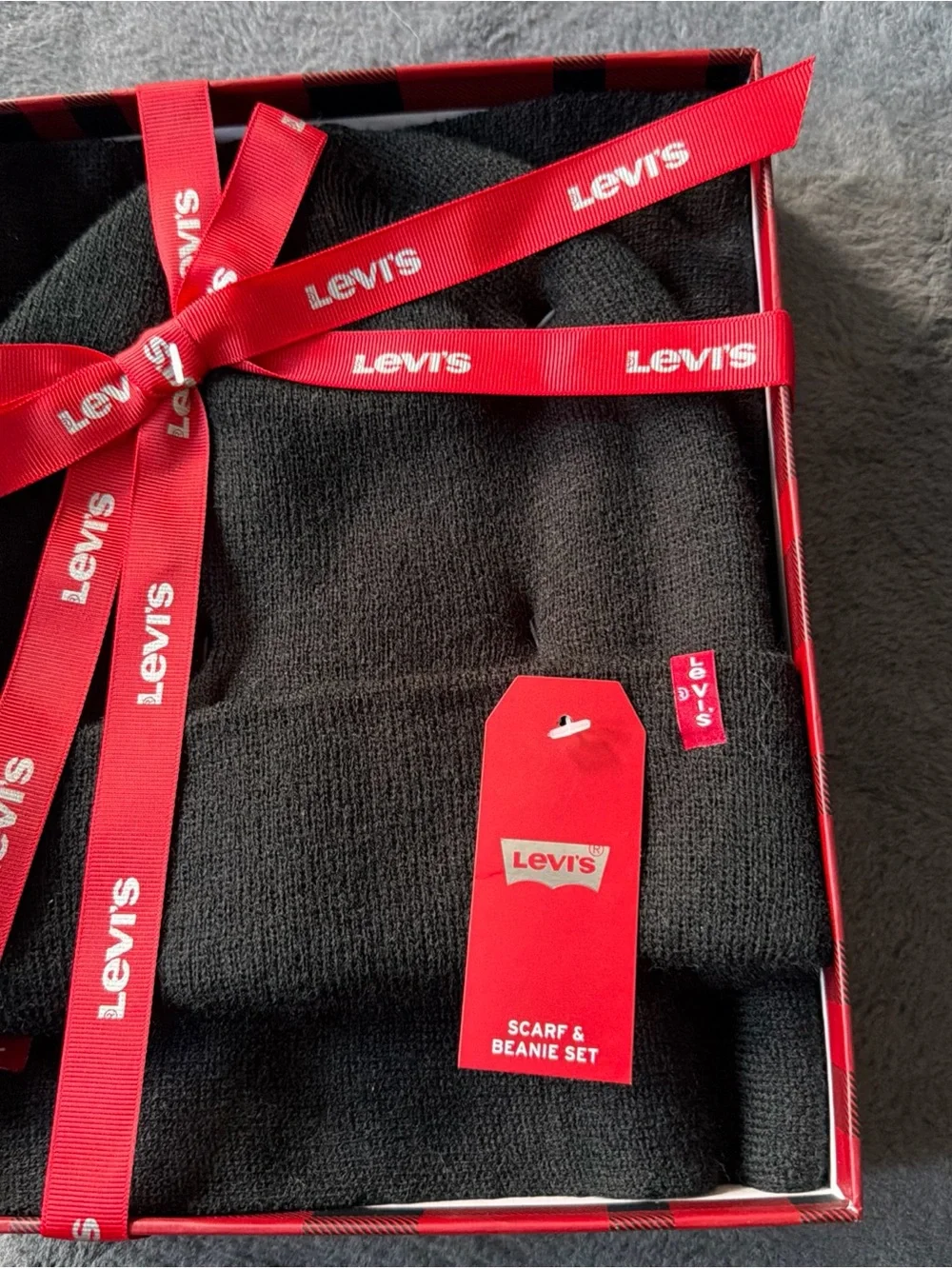 Levi's Men's Logo Beanie & Scarf Gift Set. One Size. Black. New in Gift Box